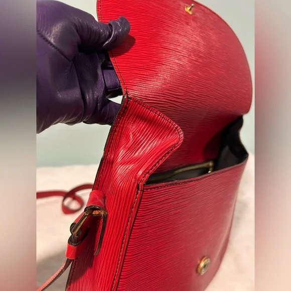 Louis Vuitton St Cloud in Red Epi MM size. Great condition vintage piece.